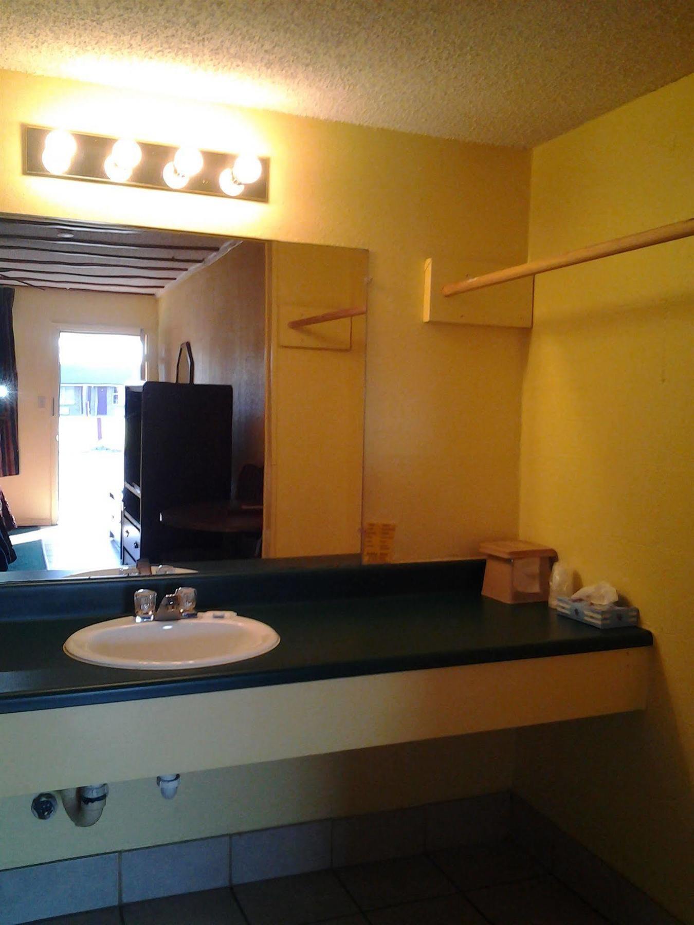 Holiday Motel Hugo Экстерьер фото